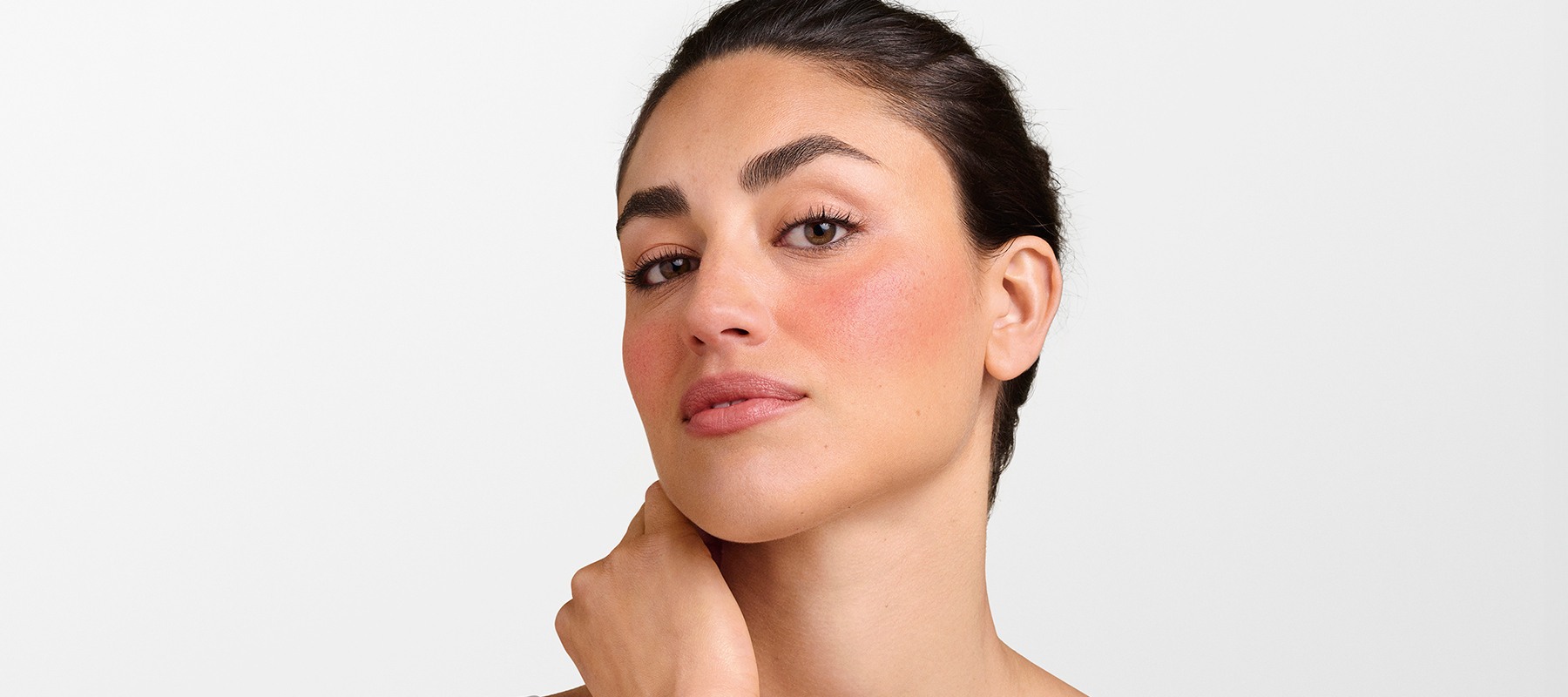 Mulher com leve vermelhidão facial