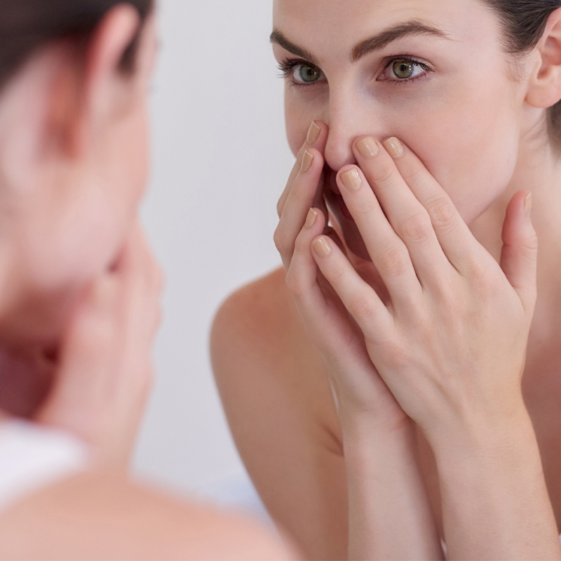 mulher que está tocando seu rosto