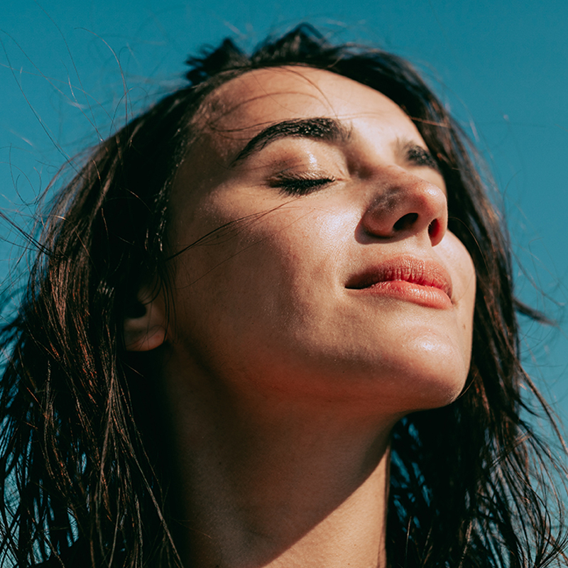 Banho de sol da mulher