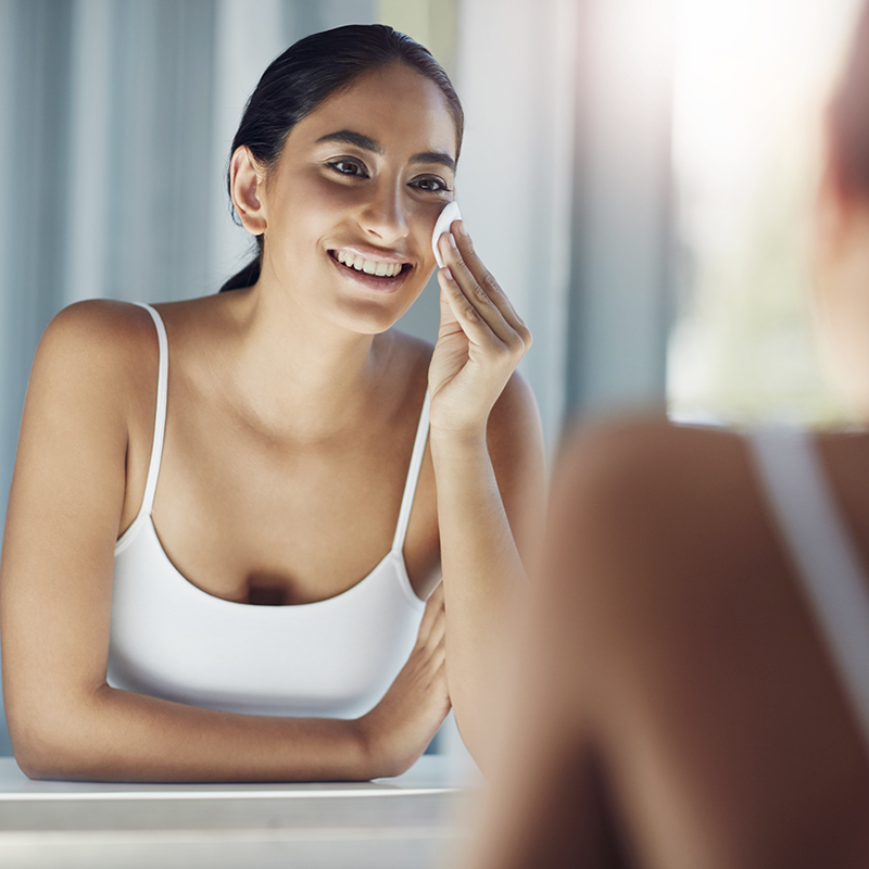 mulheres com uma almofada de algodão