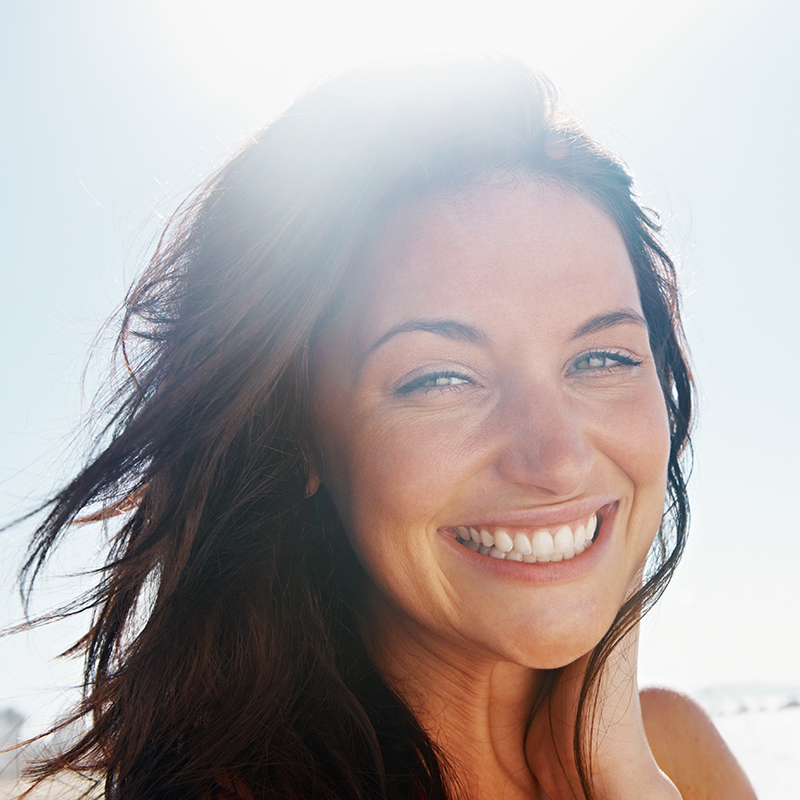 Menina de Sun e pele no sol