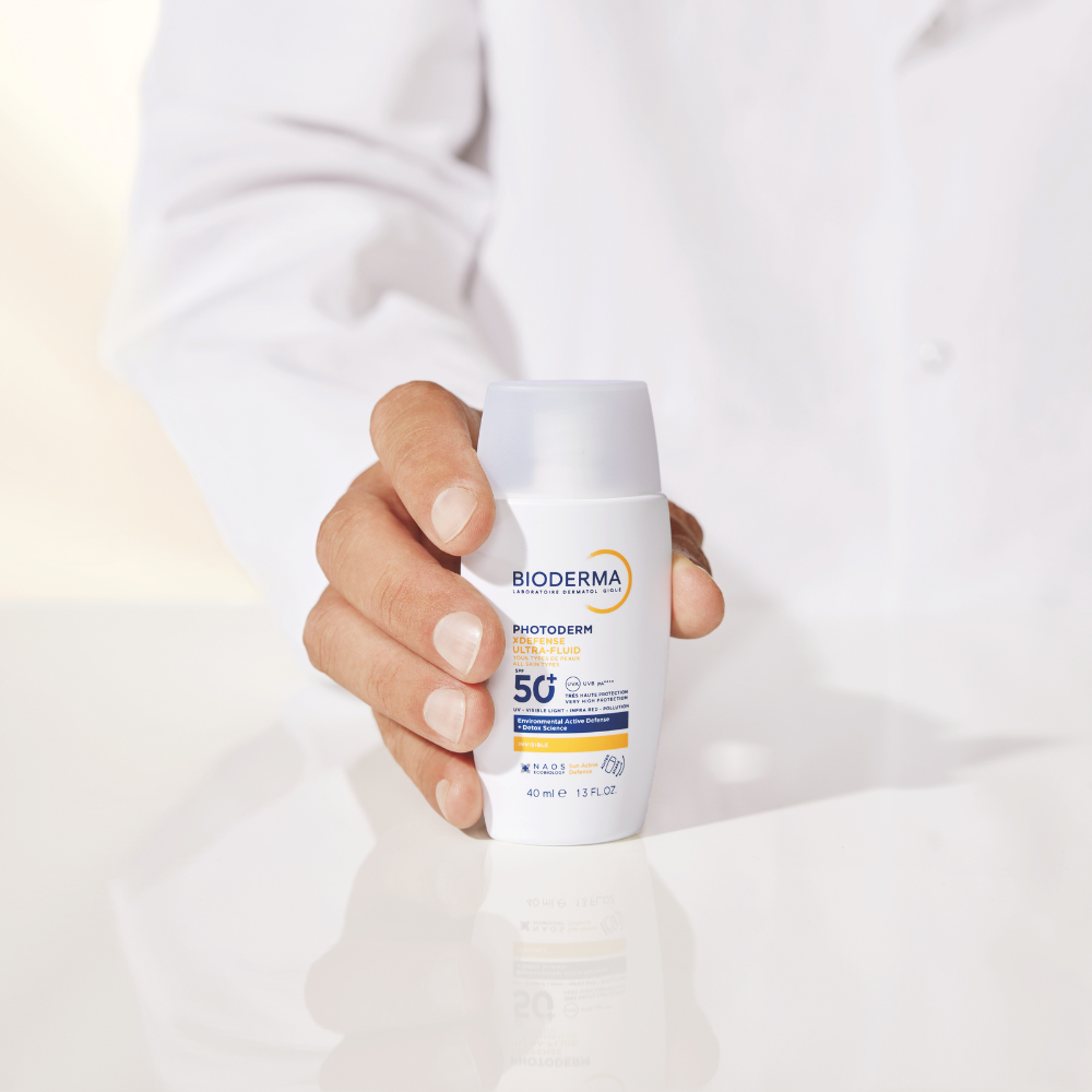 Médico segurando Photoderm X Defense