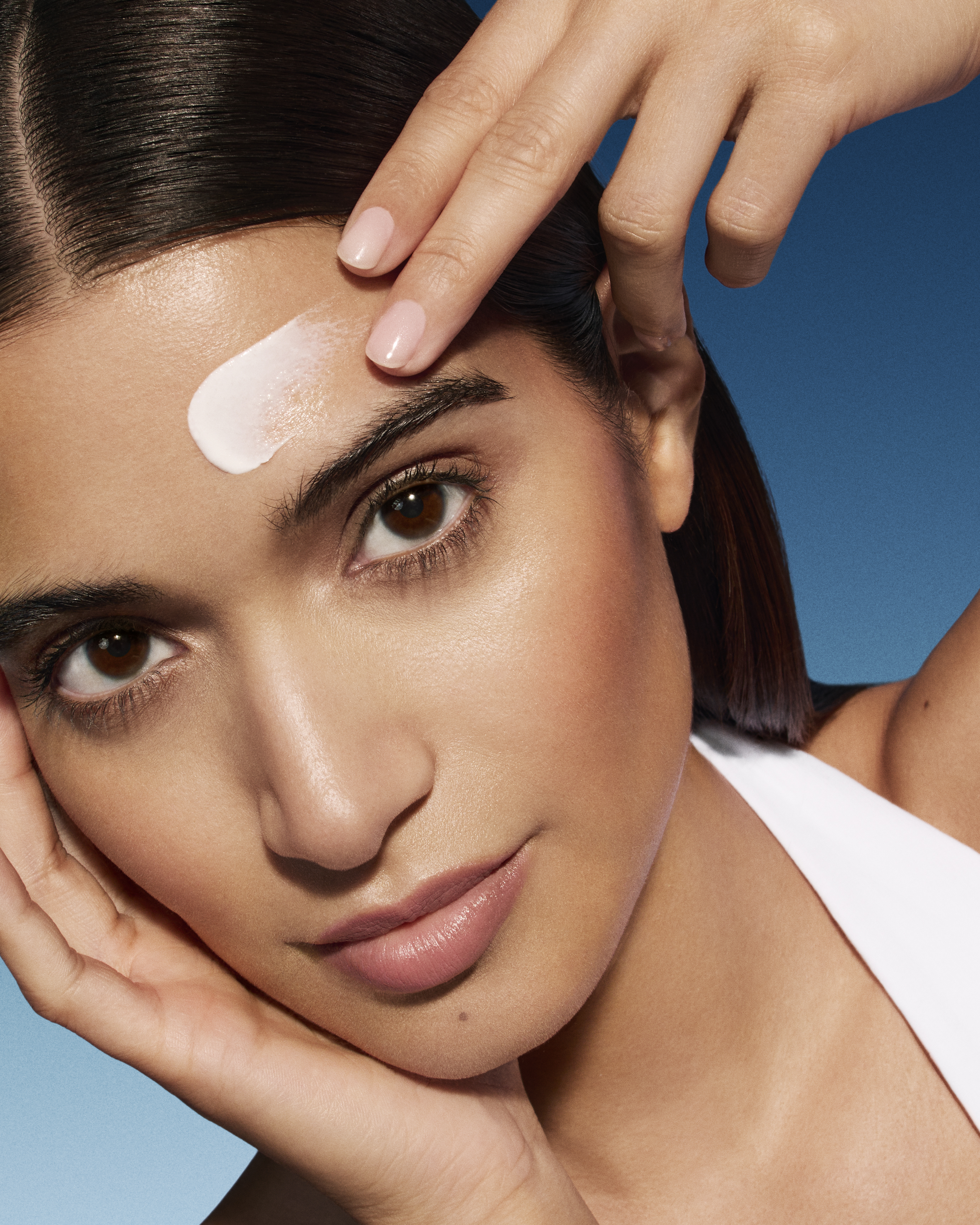 Mulher aplicando porteção solar