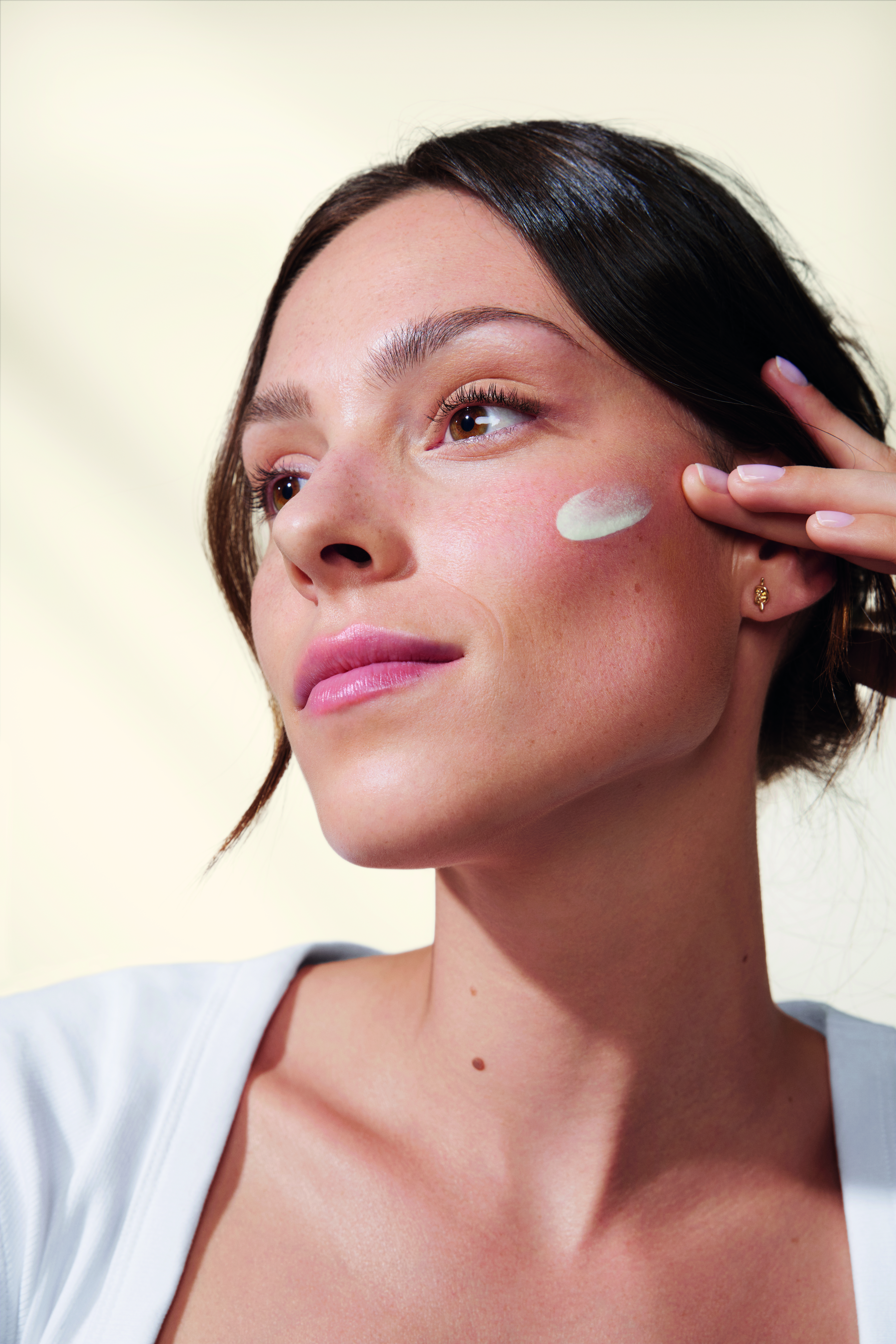 Mulher passando protetor