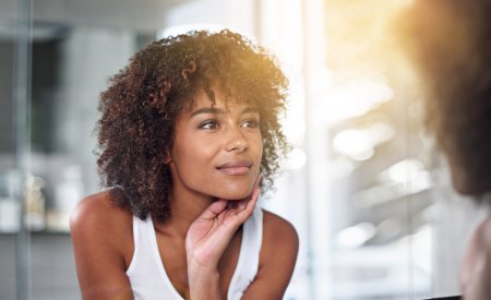 bioderma-your-skin_pigmentbio_c-concentrate_woman_mirror