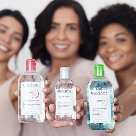 mulheres de diversas etnias seguram as águas micelares de Bioderma: Sébium H2O, Sensibio H2O e Pigmentbio H2O