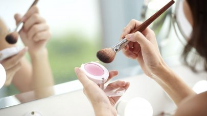 Woman putting make-up